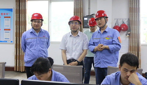 宜昌市經(jīng)信局局長丁慶榮一行到宜化集團(tuán)調(diào)研(圖1) 宜昌市經(jīng)信局局長丁慶榮一行到宜化集團(tuán)調(diào)研(圖1)