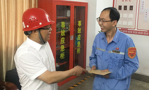 王大真到宜都園區(qū)、股份公司看望慰問基層黨員(圖2)