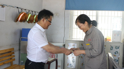 王大真到宜都園區(qū)、股份公司看望慰問基層黨員(圖5)