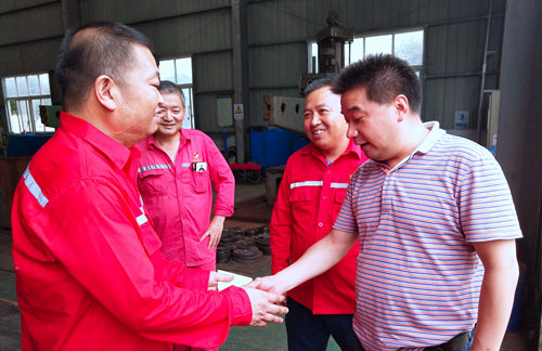 集團(tuán)領(lǐng)導(dǎo)看望慰問離退休黨員、基層困難黨員和年輕黨員(圖6)