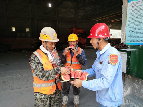 集團(tuán)總部機(jī)關(guān)到一線送清涼(圖3) 集團(tuán)總部機(jī)關(guān)到一線送清涼(圖3)