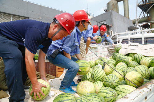 集團(tuán)總部機(jī)關(guān)到一線送清涼(圖2) 集團(tuán)總部機(jī)關(guān)到一線送清涼(圖2)