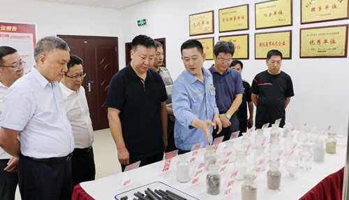 烏海市委書(shū)記史萬(wàn)鈞一行到股份公司調(diào)研(圖2) 烏海市委書(shū)記史萬(wàn)鈞一行到股份公司調(diào)研(圖2)