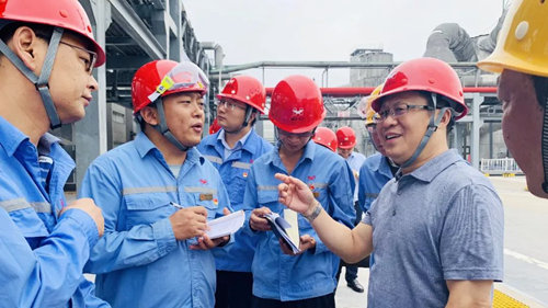 王大真到松滋肥業(yè)現(xiàn)場辦公(圖2) 王大真到松滋肥業(yè)現(xiàn)場辦公(圖2)