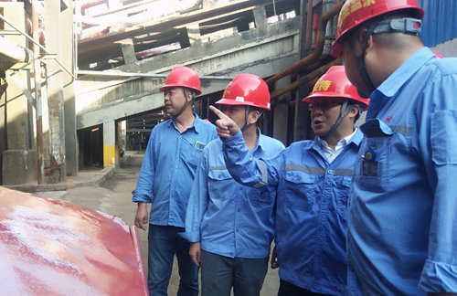 王大真深入雙環(huán)公司現(xiàn)場(chǎng)察看清潔文明生產(chǎn)推進(jìn)情況(圖3) 王大真深入雙環(huán)公司現(xiàn)場(chǎng)察看清潔文明生產(chǎn)推進(jìn)情況(圖3)