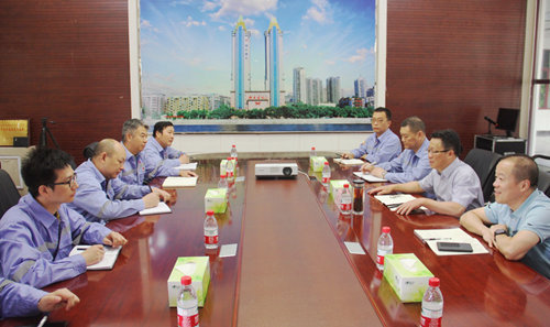 王大真到新疆天運現(xiàn)場辦公(圖3) 王大真到新疆天運現(xiàn)場辦公(圖3)