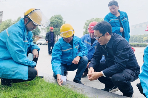 王大真到松滋肥業(yè)、楚星公司現(xiàn)場辦公(圖2)