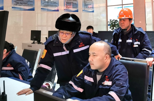 集團(tuán)領(lǐng)導(dǎo)春節(jié)前走訪慰問一線職工、困難職工和離退休老干部(圖1)