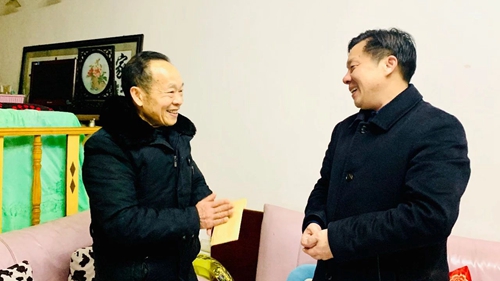 集團(tuán)領(lǐng)導(dǎo)春節(jié)前走訪慰問一線職工、困難職工和離退休老干部(圖3)