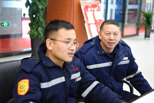 集團(tuán)領(lǐng)導(dǎo)春節(jié)前走訪慰問一線職工、困難職工和離退休老干部(圖4)