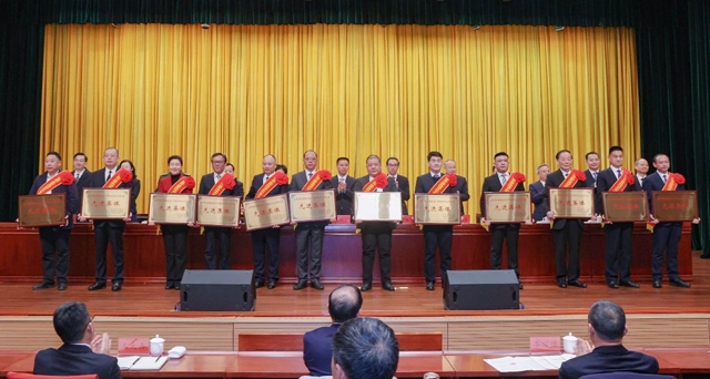 宜化集團獲評宜昌市統(tǒng)籌推進高水平保護和高質(zhì)量發(fā)展先進集體(圖1) 宜化集團獲評宜昌市統(tǒng)籌推進高水平保護和高質(zhì)量發(fā)展先進集體(圖1)