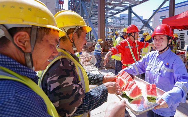 酷暑送清涼，關(guān)懷沁人心！宜化田家河園區(qū)全力保障職工高溫作業(yè)安全(圖1)