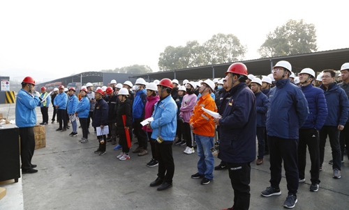 熱火朝天！集團(tuán)總部140余人到股份公司氯堿分廠(chǎng)開(kāi)展勞動(dòng)