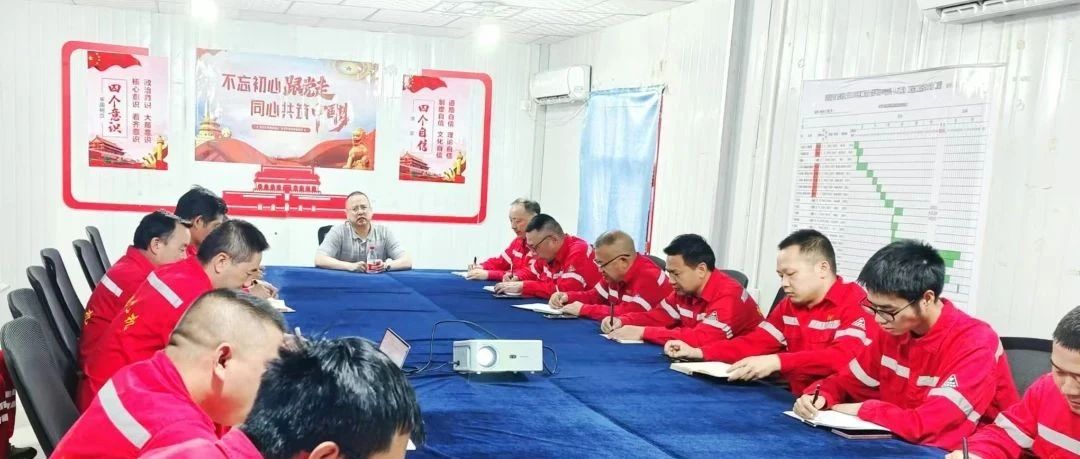 化機(jī)公司黨委書記、董事長(zhǎng)、總經(jīng)理?xiàng)钪袧傻叫陆?xiàng)目部現(xiàn)場(chǎng)辦公